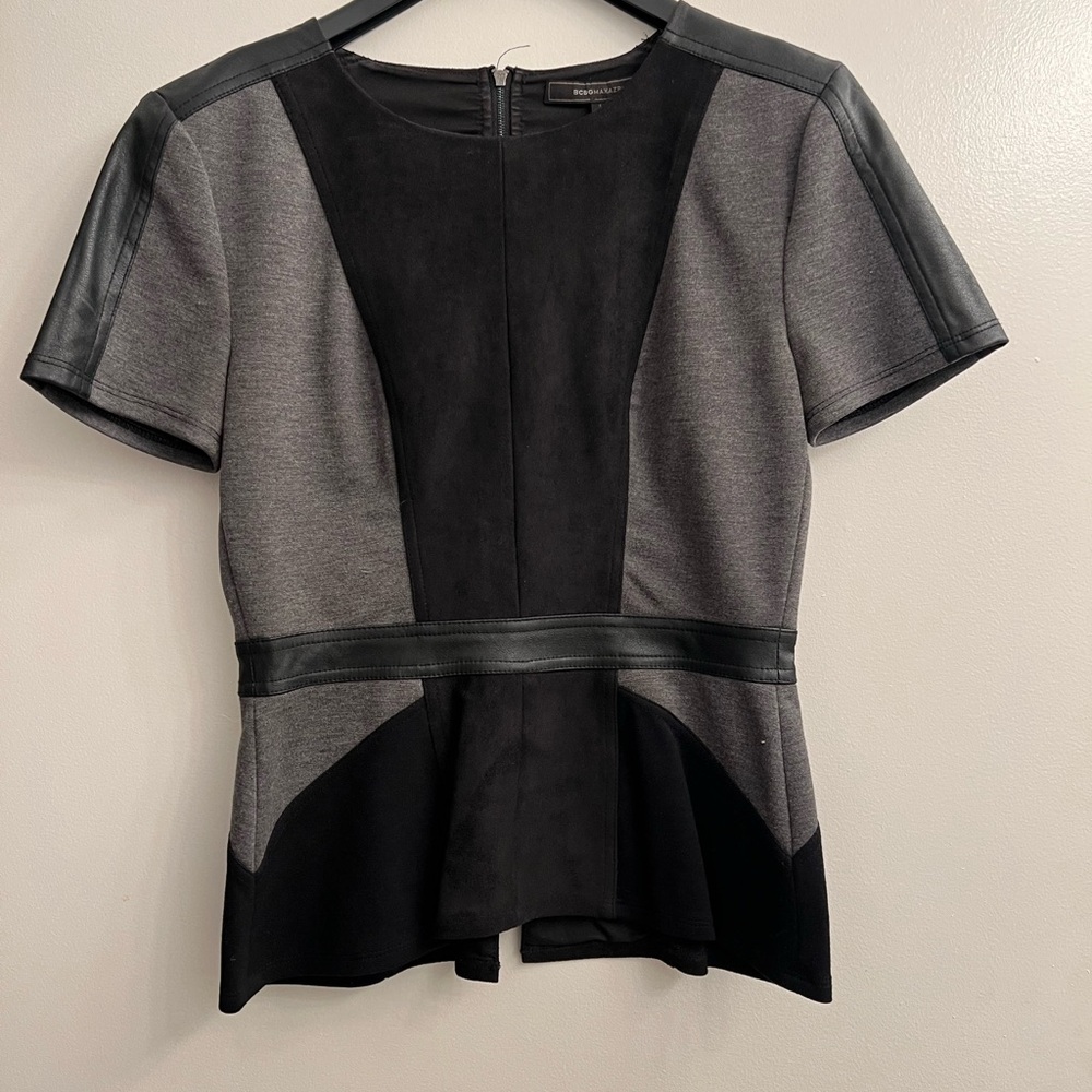XS BCBGMAXAZRIA black and gray short sleeve top with leather and faux suede